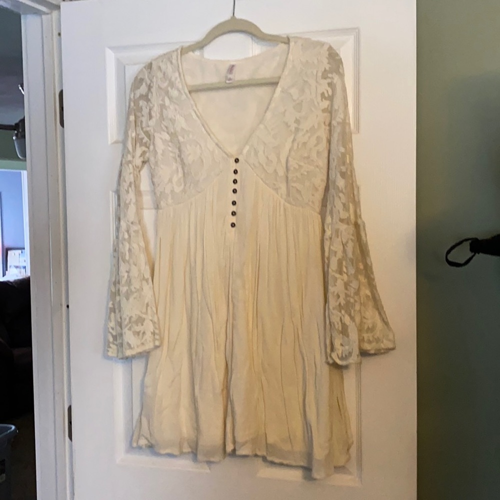 Cream colored long sleeve dress with lace sleeves